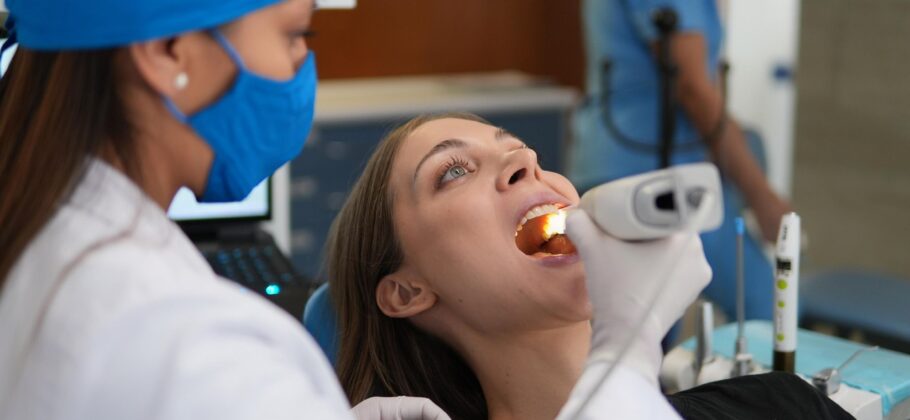 Dra. Liliana Bueno advierte sobre la enfermedad silenciosa: la mitad de los adultos descuida su salud bucal