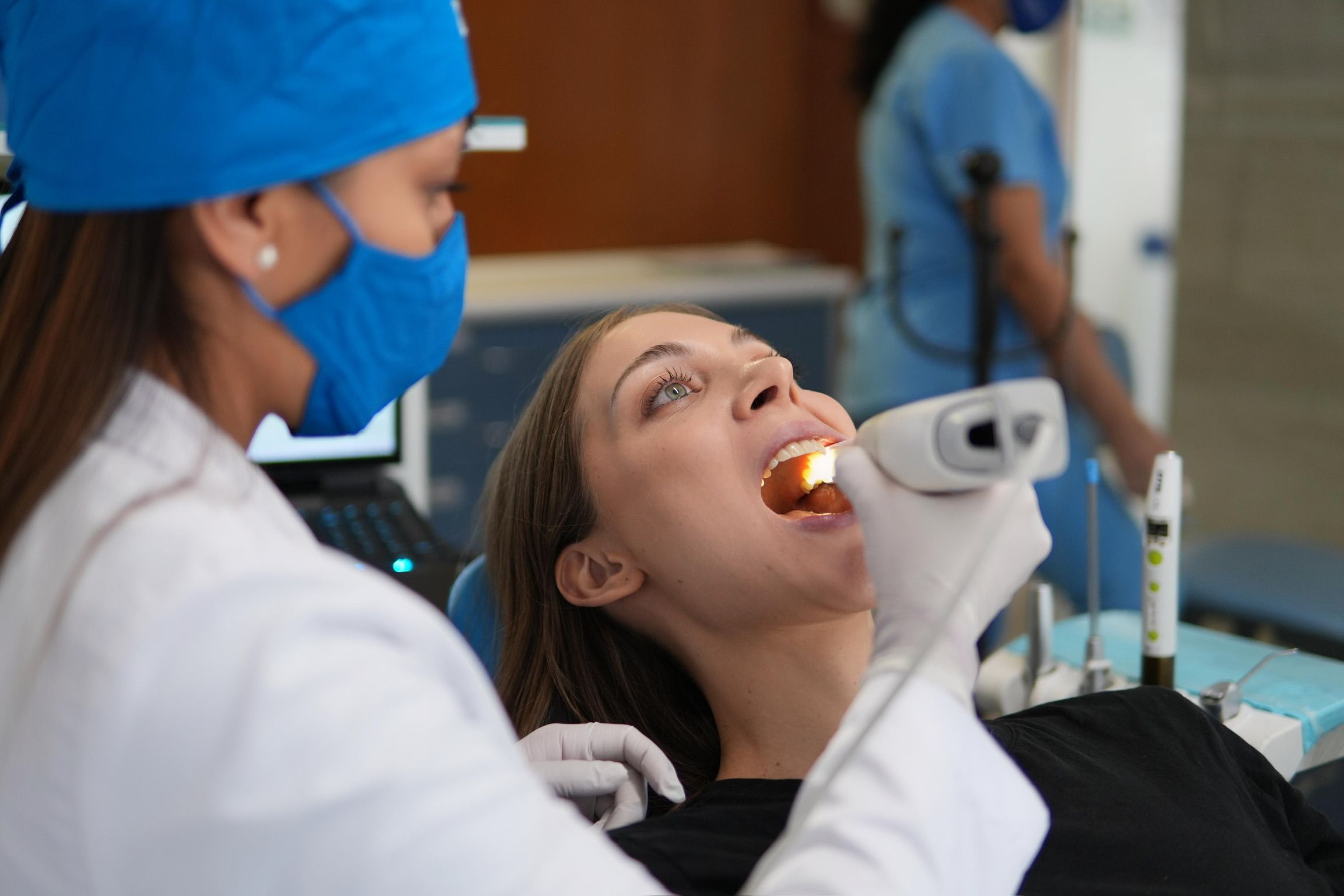 Dra. Liliana Bueno advierte sobre la enfermedad silenciosa: la mitad de los adultos descuida su salud bucal