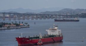Vista aérea del 3 de abril de 2025 de un buque petrolero atracado en un puerto cerca del Puente Río-Niterói, en Río de Janeiro, Brasil. (Xinhua/Wang Tiancong)