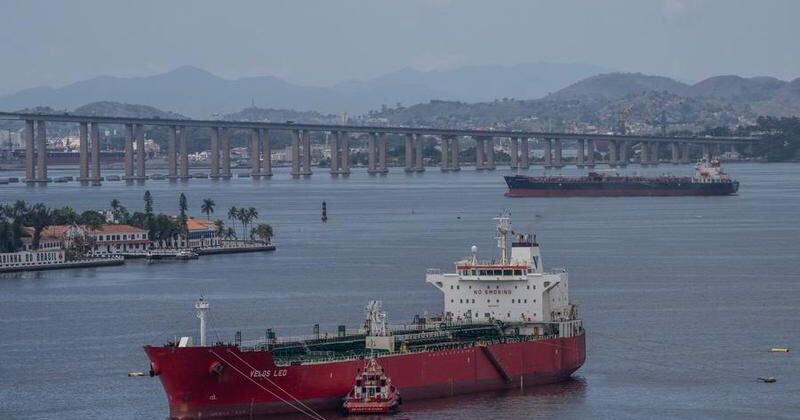 Vista aérea del 3 de abril de 2025 de un buque petrolero atracado en un puerto cerca del Puente Río-Niterói, en Río de Janeiro, Brasil. (Xinhua/Wang Tiancong)