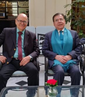 Maestro Raúl Gómez, presidente del Instituto de Ciencias y Humanidades (izq) con el Doctor Luis Miguel Martínez Anzures, presidente del INAP